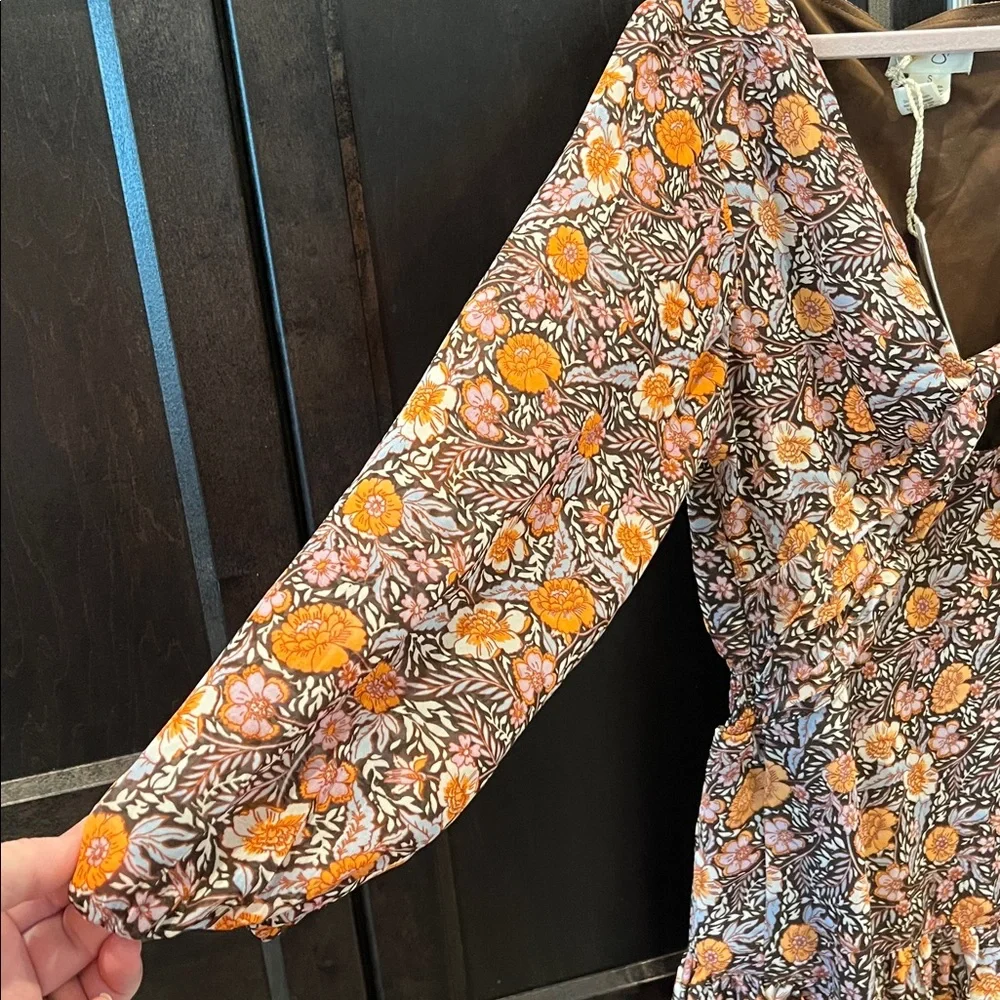 Jessica Simpson New with tags 
Floral V-Neck Dress with Bow Detail - Picture 4 of 7